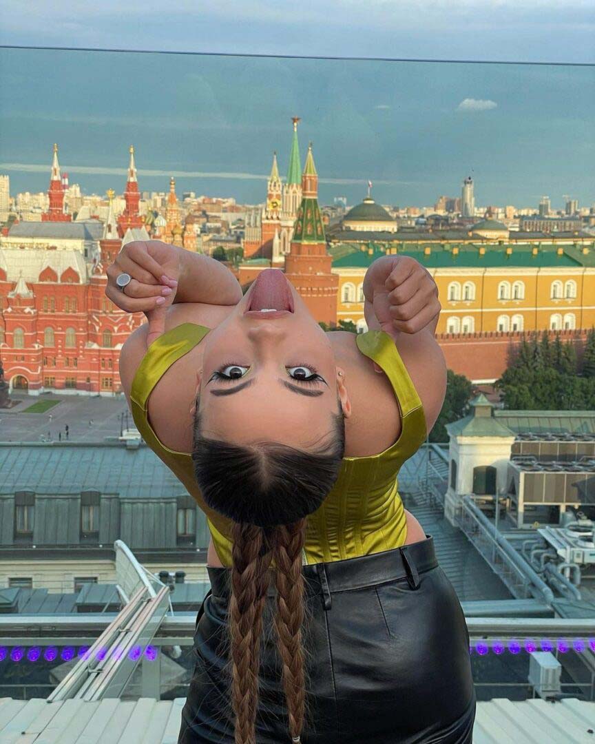 Карнавал Валя на фоне Кремля